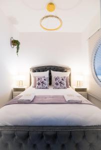 Un dormitorio con una cama grande con sábanas y almohadas púrpuras. en Aquarius Residence Apartament 104, en Boszkowo