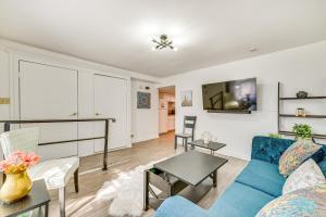 uma sala de estar com um sofá azul e uma televisão em Downtown Albany Apartment Walkable Location! em Albany