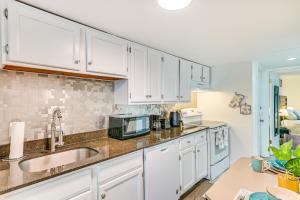 una cocina con armarios blancos y fregadero en Downtown Albany Apartment Walkable Location!, en Albany