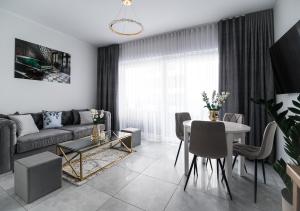 Aquarius Residence Apartament 104 في بوزكوفو: غرفة معيشة مع أريكة وطاولة