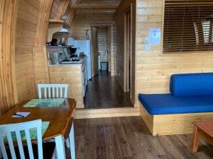 eine Küche und ein Esszimmer mit einem Tisch und einem Esszimmer in der Unterkunft Oyster Bay Resort in Oyster Bay