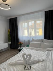 two hearts painted on a bed in a bedroom at B&B Apartment in Oţelu Roşu