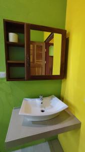 Casas Guanacaste Marbella في Marbella: حمام مع حوض ومرآة