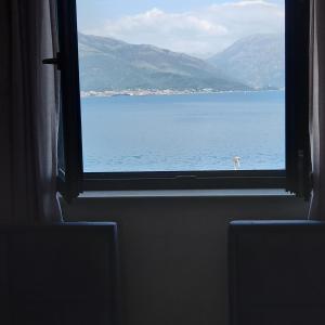 einen Blick auf das Meer aus dem Fenster eines Zuges in der Unterkunft Apartman Doris in Krasići