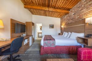 Una cama o camas en una habitación de Ramada by Wyndham 1000 Islands Gananoque 23 fotos más