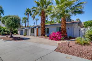 una casa con palmeras y un camino de entrada en Palm Springs Getaway with Shared Outdoor Pool!, en Palm Springs