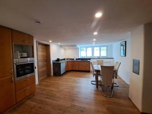 una cucina con un tavolo e delle sedie di Ferienwohnung Butscher a Riedlingen