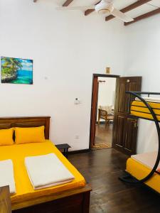 sypialnia z łóżkiem i sypialnia z łóżkiem piętrowym w obiekcie Uva Escape Holiday Bungalow w mieście Bandarawela