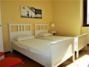 um quarto com duas camas num quarto em Angelica em Pisciotta