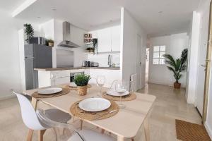 a dining room with a table and chairs in a kitchen at 3P central refait à neuf - Parking L430cm x W275cm in Antibes