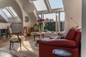 ein Wohnzimmer mit einem roten Sofa und einem Tisch in der Unterkunft Hyper Centre Tours - Charmant Balcon in Tours