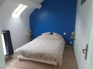 1 dormitorio con 1 cama en una habitación azul en Maison proche de la mer 110m2 en Glatigny