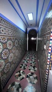 un pasillo con azulejos en las paredes y techo en Hotel Sevilla en Chefchaouene