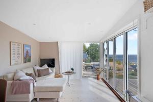 Et opholdsområde på Beautifully Situated Summer House With Sea View