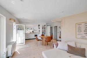 Køkken eller tekøkken på Beautifully Situated Summer House With Sea View