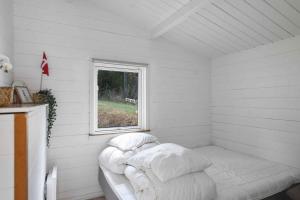 En eller flere senge i et værelse på Beautifully Situated Summer House With Sea View