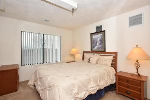 Seven Springs Stoneridge 3 Bedroom & Loft Standard Condo, walking distance to slopes! condo في Champion: غرفة نوم بسرير ومصباحين ونافذة