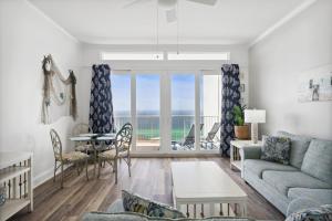 ein Wohnzimmer mit einem Sofa und einem Tisch in der Unterkunft Laketown Wharf #2011 by Nautical Properties in Panama City Beach