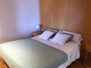 Voodi või voodid majutusasutuse Apartamento en 1ª linea de mar con excepcionales vistas a la bahia en Sant Antoni de Calonge toas