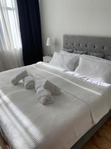 a white bed with towels on top of it at Markt1 in Perleberg