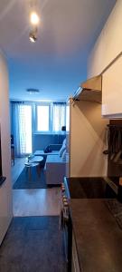 a kitchen and living room with a couch and a living room at Black Sails z Parkingiem in Kołobrzeg