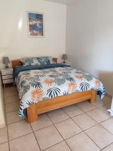 een slaapkamer met een bed met een kleurrijk dekbed bij studio centre ville proche mer in Vallauris