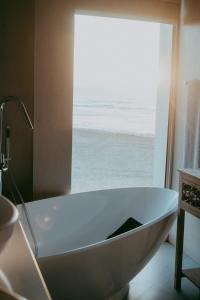 uma banheira na casa de banho com vista para o oceano em Oceana View em Swakopmund