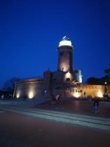 ein Gebäude mit einem Lichtturm bei Nacht in der Unterkunft Black Sails z Parkingiem in Kołobrzeg + 2 Fotos