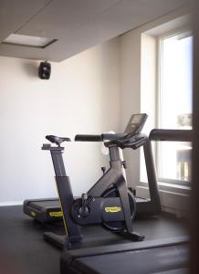 Fitness centrum a/nebo fitness zařízení v ubytování Home Hotel Tapetfabriken