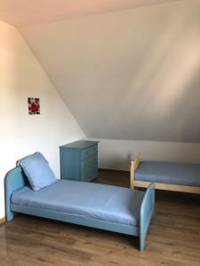 ein Schlafzimmer mit einem Bett und einer Kommode im Dachgeschoss in der Unterkunft Les Pichies, Villa Antonio, piscine & spa in Digoin