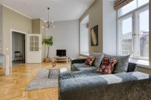 Historic Residence Apartments at Old Town في تالين: غرفة معيشة مع أريكة وطاولة