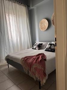 - une chambre avec un grand lit et des rideaux blancs dans l'établissement Pontida 27, à Bergame