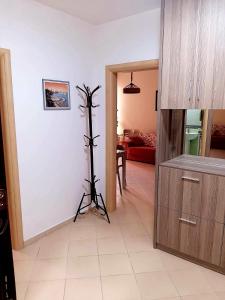 een kamer met een statief in het midden van een keuken bij Mani Apartment in Durrës