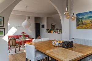 eine Küche und ein Wohnzimmer mit Tisch und Stühlen in der Unterkunft Hyper Centre Tours - Charmant Balcon in Tours + 17 Fotos