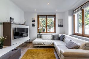 sala de estar con sofá y TV en [Exclusive-LakeView] Bella Vista Orta, en Omegna