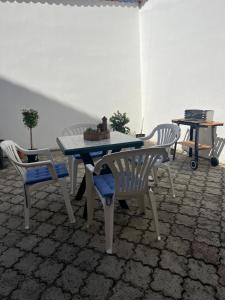 una mesa con 2 sillas y una mesa con un bol de fruta. en ubytování u Hradu, en Nové Hrady