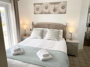 a bedroom with a bed with towels on it at Blue Bay at The Bay Filey, sleeps 4-6, 2 dogs welcome for free too in Filey +20 photos