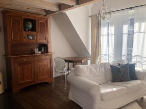K 11 Appartements في اوفنبرغ: غرفة معيشة مع أريكة بيضاء وطاولة