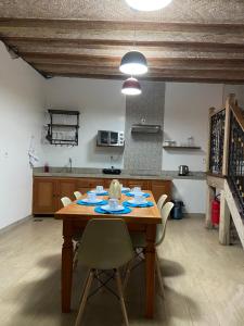 eine Küche mit einem Holztisch und Stühlen im Zimmer in der Unterkunft Casa Nossa Senhora do Carmo in Ouro Preto
