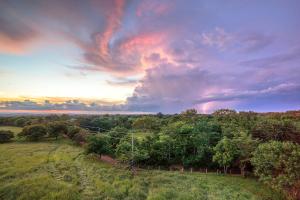 uma vista superior de um campo com um arco-íris no céu em Finca Joco Mico em Diriamba