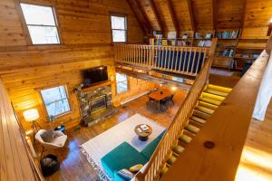 una cabaña de madera con vistas a una sala de estar y una cocina. en Tranquility on White Tail Road, en Deadwood