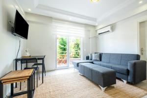 a living room with a blue couch and a tv at Charming Flat with Balcony in Sapanca Sakarya in Sakarya