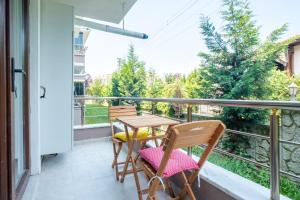 - un balcon avec deux chaises et une table dans l'établissement Charming Flat with Balcony in Sapanca Sakarya, à Sakarya