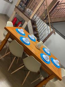 uma mesa de madeira com placas azuis e copos sobre ela em Casa Nossa Senhora do Carmo em Ouro Preto