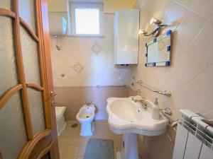 een badkamer met een wastafel en een toilet bij Suite 24 Ercolano in Ercolano
