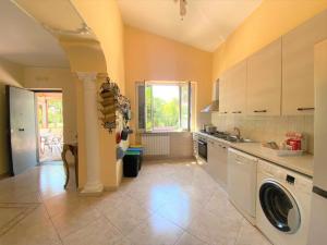 een grote keuken met een wasmachine en droger. bij Suite 24 Ercolano in Ercolano