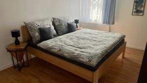 Una cama con una manta en un dormitorio en Apartmány Stanos Bikes en Revúca
