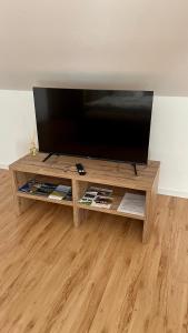 TV a/nebo společenská místnost v ubytování Apartmány Stanos Bikes