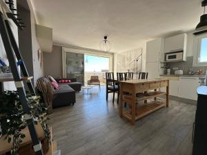 Kuchyň nebo kuchyňský kout v ubytování Appartement de l'oursinière 4/6 pers vue mer + 8 fotografií