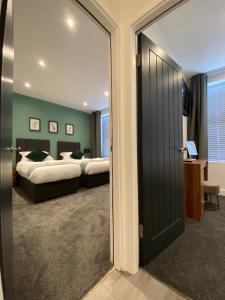 Postel nebo postele na pokoji v ubytování Modern 3 bedroom apartment close to the city centre + 13 fotografií